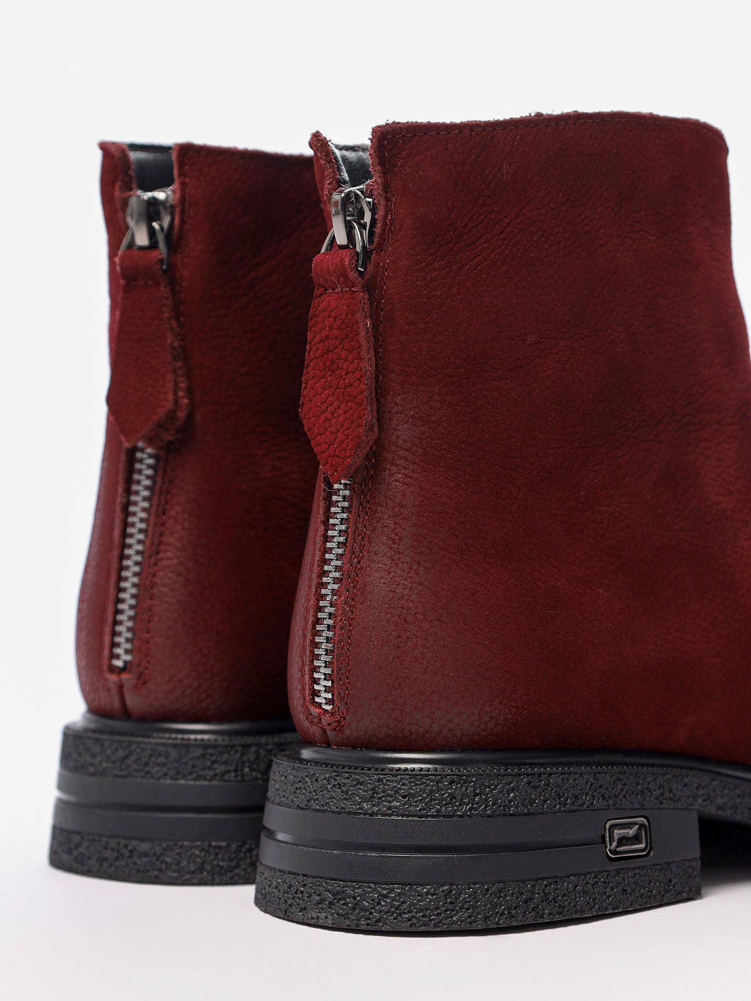 Ботинки бордового цвета с декоративной молнией сзади на низком каблуке